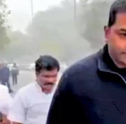 கரூர் கூட்ட நெரிசல் வழக்கு: தவெக நிர்வாகிகள், போலீஸ் அதிகாரிகள் ஒரே நாளில் விசாரணைக்கு ஆஜர்