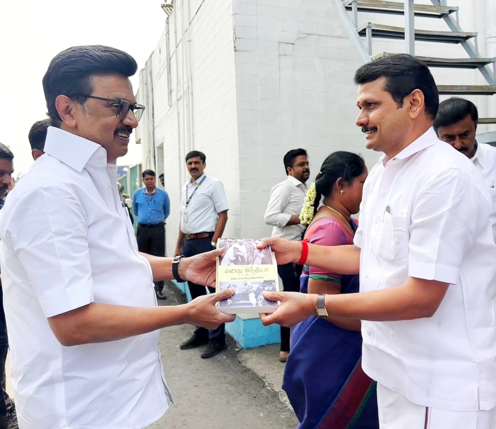 முதல்வர் ஸ்டாலினை முன்னாள் அமைச்சர் செந்தில்பாலாஜி வரவேற்றார்