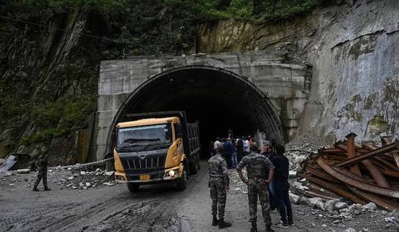 சீன எல்லை வரை ராணுவச் சாலை: