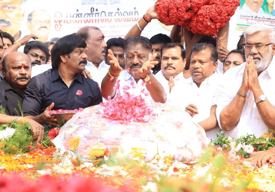 ஜெயலலிதா நினைவிடத்தில் முன்னாள் முதல்வர் ஓ.பன்னீர்செல்வம் தனது ஆதரவாளர்களுடன் மலர் தூவி   மரியாதை