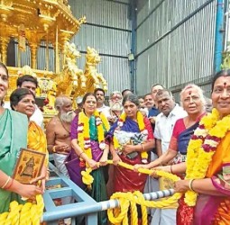 ஏகாம்பரநாதர் ஏலவார்க்குழலி அம்மன் கோவிலுக்கு ஏகாம்பரநாதர் இறை பணி அறக்கட்டளை சார்பில் பல கோடி ரூபாய் மதிப்பீட்டில் தங்கத் தேர்