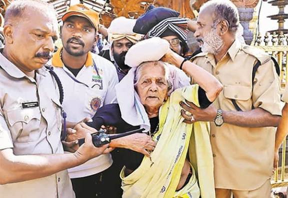 சபரிமலையில் 18 படியேறி அய்யப்பனை தரிசித்தார் 102 வயது மூதாட்டி