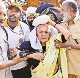 சபரிமலையில் 18 படியேறி அய்யப்பனை தரிசித்தார் 102 வயது மூதாட்டி