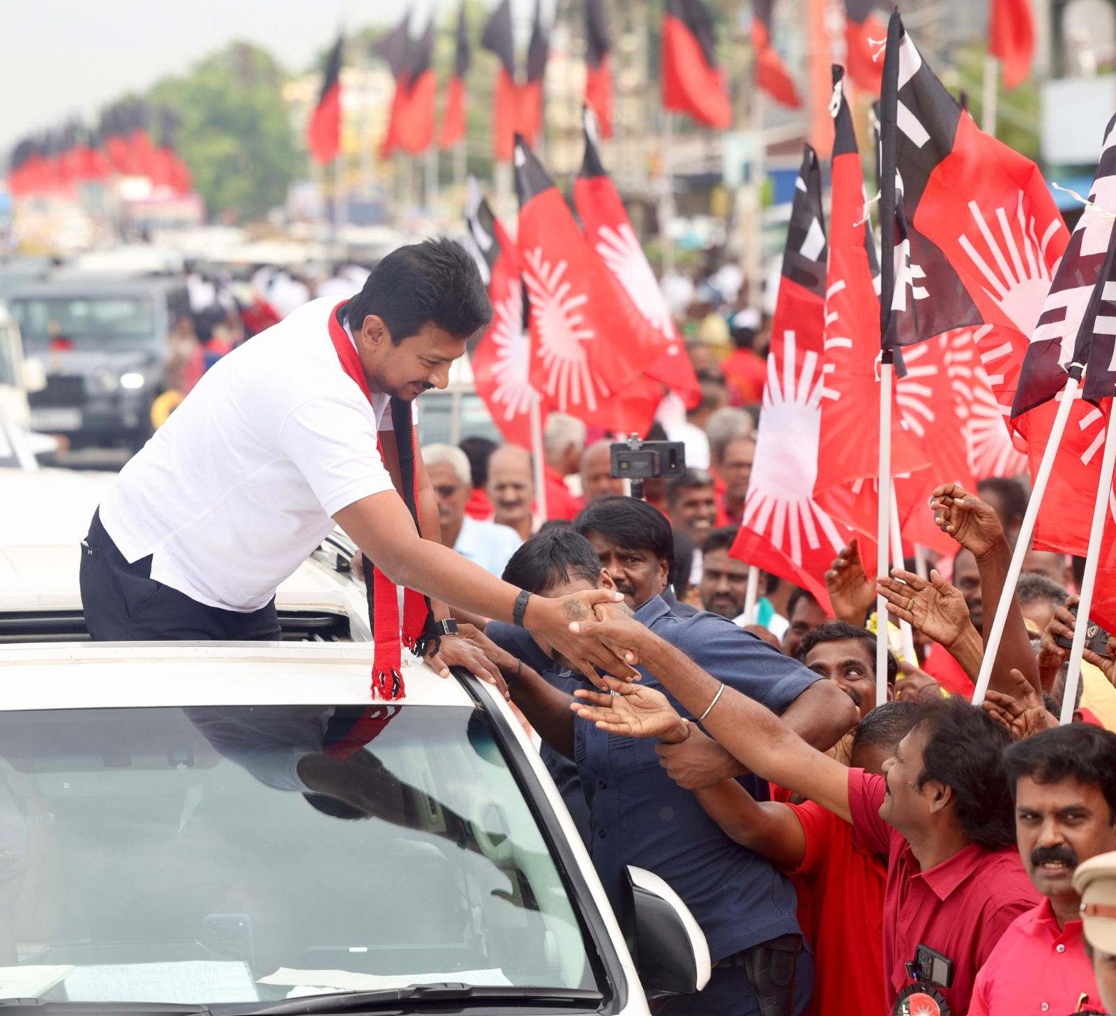 உதயநிதிக்கு திமுகவினர் உற்சாக வரவேற்பு..