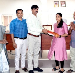 மாற்றுத்திறனாளி மாணவி ராகவியாவுக்கு ரூ. 50ஆயிரம் நிதி உதவி