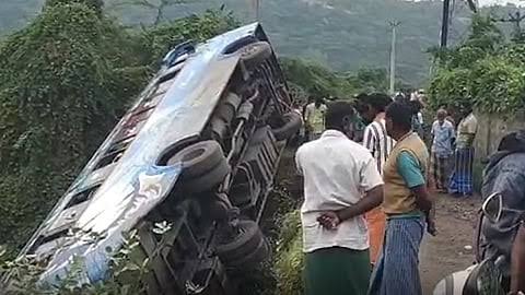 பேருந்து கவிழ்ந்து விபத்து: ஐயப்ப பக்தர்கள் காயம்!