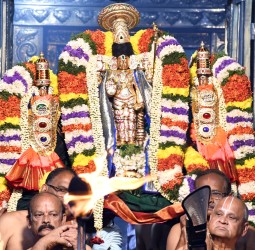 புதுச்சேரி காந்தி வீதி ஸ்ரீவரதராஜ பெருமாள் கோவிலில் சொர்க்க வாசல் திறப்பு