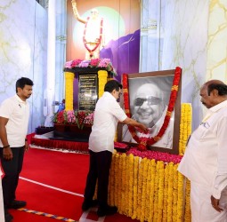 கீழ்பென்னாத்தூர் அண்ணா நகரில், கருணாநிதி உருவச் சிலை