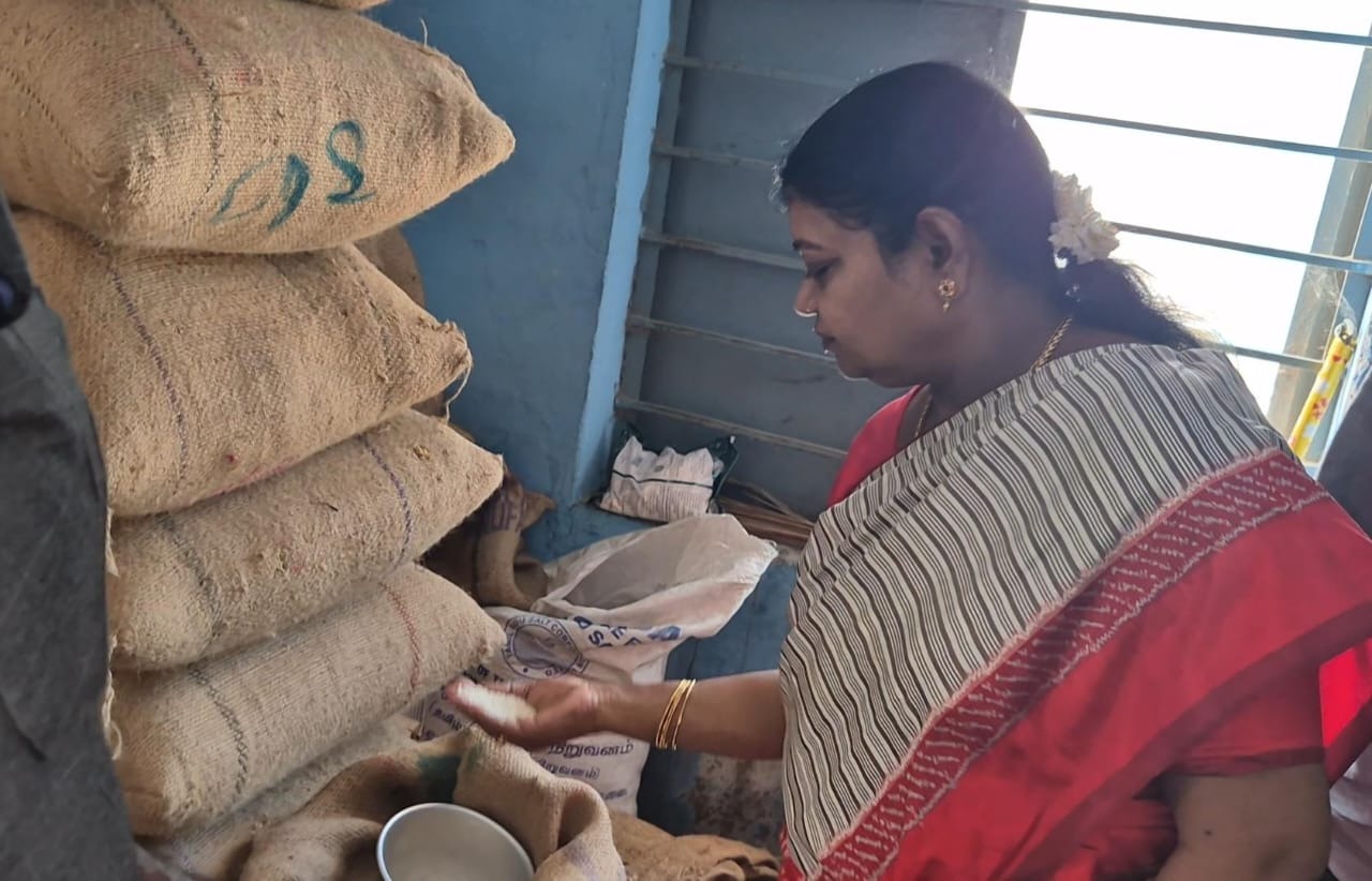 அசோக் நகர் 2வது தெருவில் உள்ள நியாய விலைக் கடையில் அமைச்சர் கீதாஜீவன் நேற்று ஆய்வு