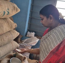 அசோக் நகர் 2வது தெருவில் உள்ள நியாய விலைக் கடையில் அமைச்சர் கீதாஜீவன் நேற்று ஆய்வு