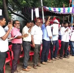 வார ஓய்வு நேரத்தை அதிகரித்திடுக! அகில இந்திய ரயில் ஓட்டுநர்கள் சங்கத்தினர் உண்ணாவிரதப் போராட்டம்