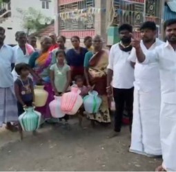 கிராம மக்கள் காலிக் குடங்களுடன் போராட்டம்