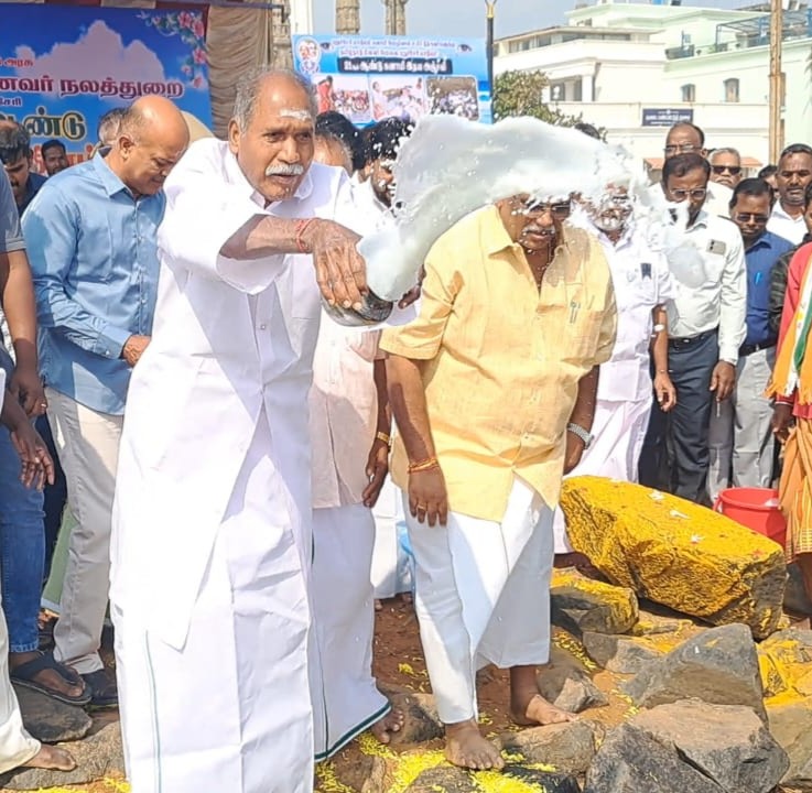 கடலில் பால் ஊற்றி இறந்தவர்களுக்காக முதல்வர் ரங்கசாமி நினைவஞ்சலி