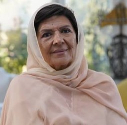 இந்தியாவுடன் போர் புரிய ஏங்குகிறார் பாகிஸ்தான் ராணுவ தளபதி” - இம்ரான் கான் சகோதரி