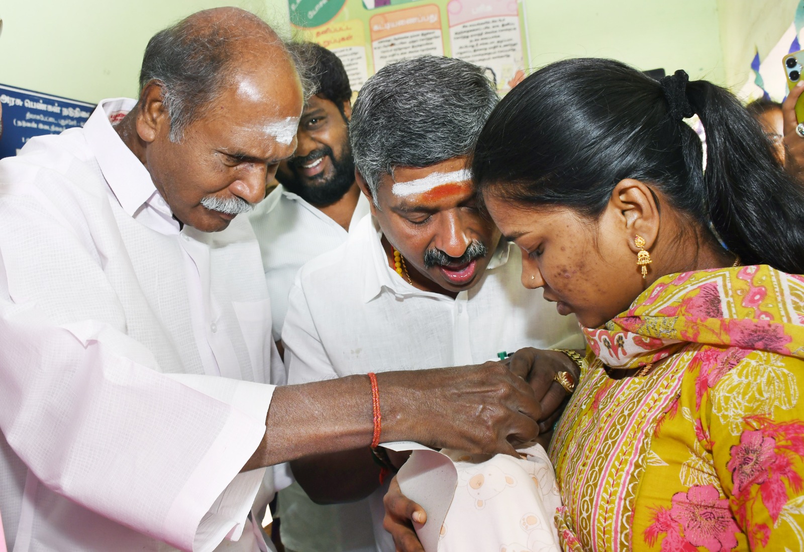 புதுச்சேரி மேட்டுப்பாளையம் சுகாதாரத்துறை மையத்தில் ஐந்து வயதுக்கு உள்பட்ட குழந்தைகளுக்கு போலியோ