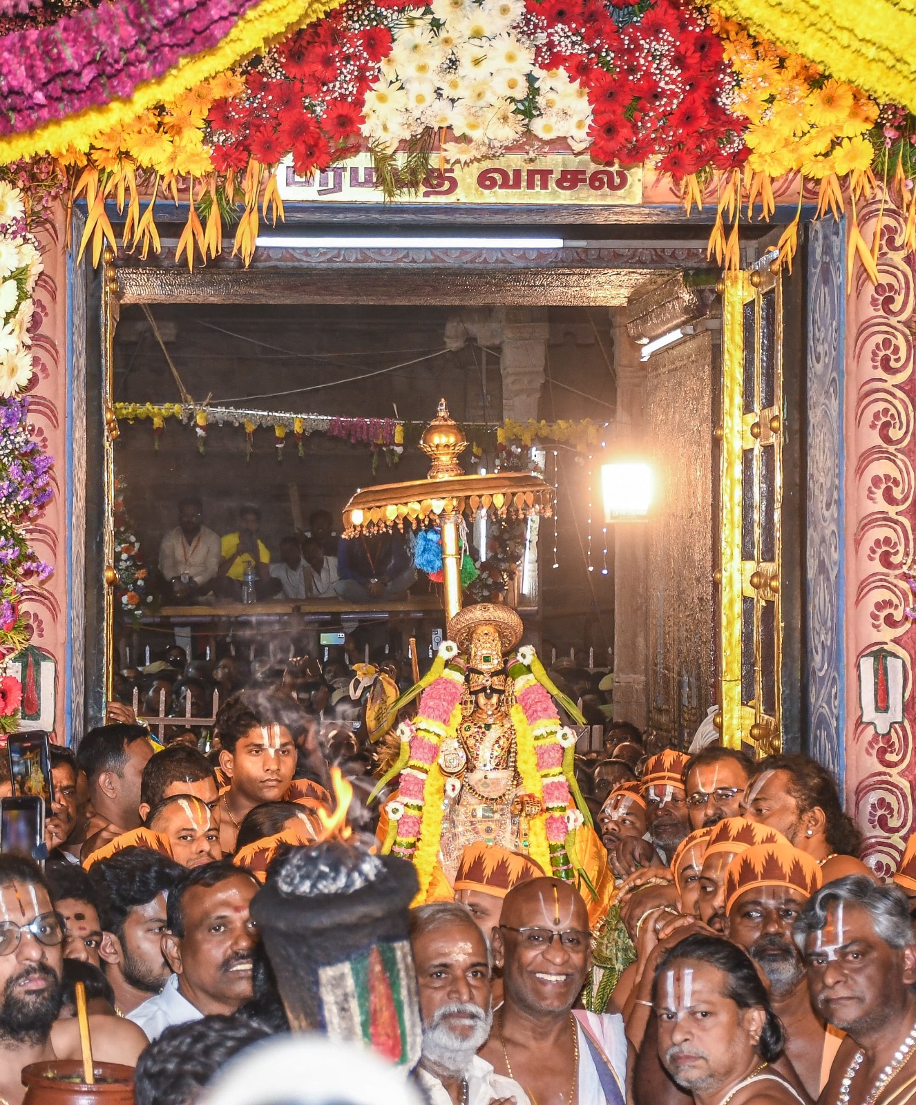 விண்ணதிர நம்பெருமாள் பரமபத வாசலை கடந்த காட்சி.
