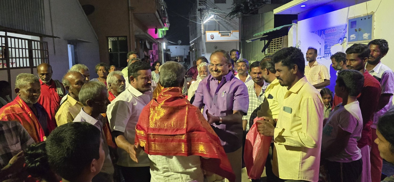 குப்பாண்டியூர் கிராமத்தில் மூத்த முன்னோடிகளுக்கு அருள்ராமதாஸ் எம்எல்ஏசால்வை அணிவித்து மரியாதை