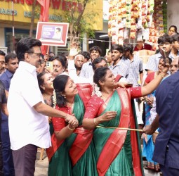 முதல்வர்ஸ்டாலினுடன் ஷெல்பி எடுத்து மகிழ்ந்த மகளிர்