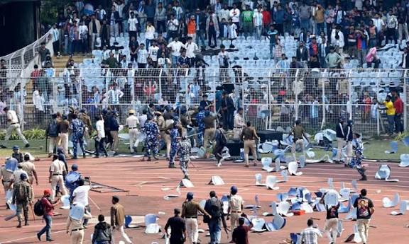 சில நிமிடங்கள் மட்டுமே மெஸ்சி இருந்ததால் ஆத்திரம்.. மைதானத்தை சூறையாடிய ரசிகர்கள்