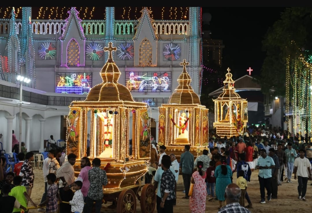 கோட்டாறு புனித சவேரியார் பேராலயத்தில் நேற்று நடந்த தேர் பவனி