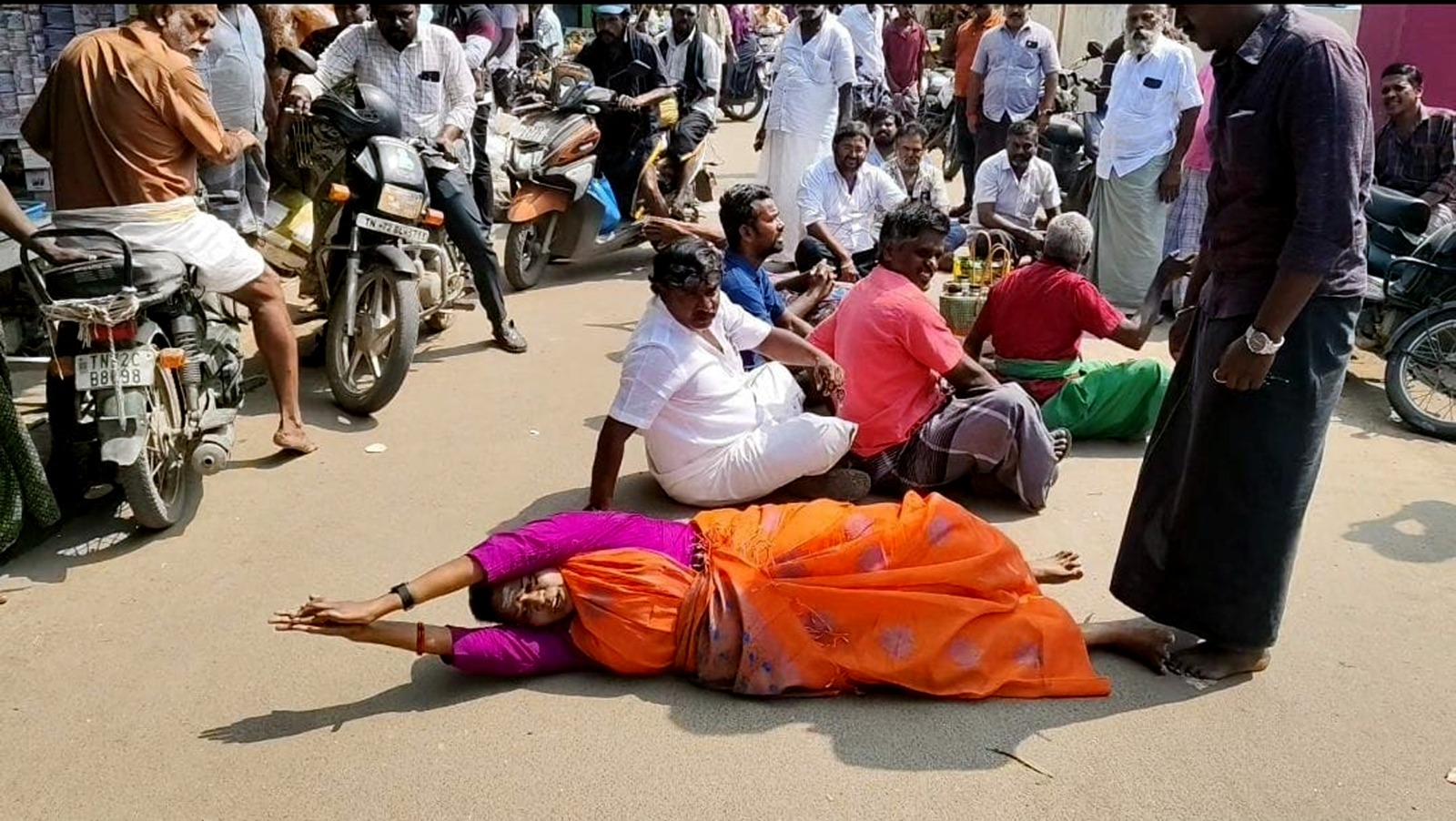 வியாபாரிகள் தரையில் உருண்டு போராட்டம்