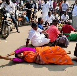 வியாபாரிகள் தரையில் உருண்டு போராட்டம்