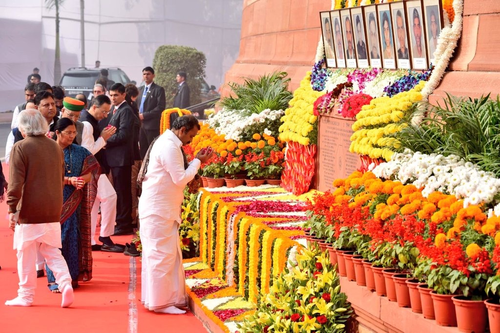 பாராளுமன்ற தாக்குதலில் உயிர் நீத்தவர்களுக்கு மத்திய இணை அமைச்சர் முருகன் அஞ்சலி