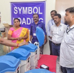 வளாகத்தில் மின்னணு வாக்குப்பதிவு இயந்திரங்கள் முதல் நிலை சரிபார்ப்பு பணி