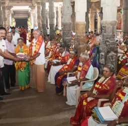 70 வயது பூர்த்தி அடைந்த 49 தம்பதியருக்கு திருநெல்வேலி அருள்மிகு நெல்லையப்பர் திருக்கோயிலில் நேற்று சிறப்பு செய்யப்பட்டது