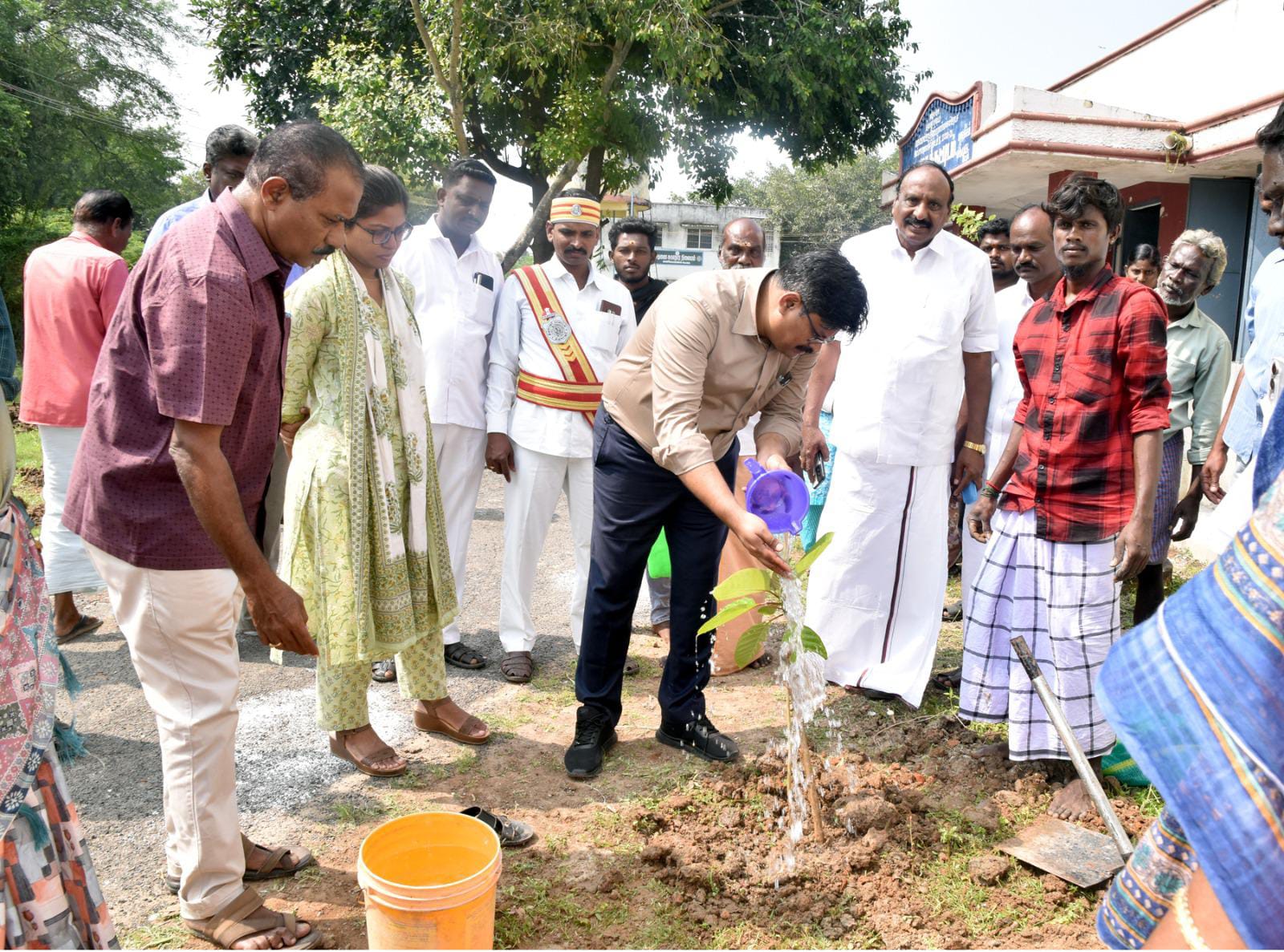 வலங்கைமான் அருகே உள்ள மாணிக்க மங்கலம் ஊராட்சியில் மகாத்மா காந்தி தேசிய ஊரக வேலை வாய்ப்பு திட்டத்தின் கீழ் 100 மரக்கன்றுகள் நடும் பணி