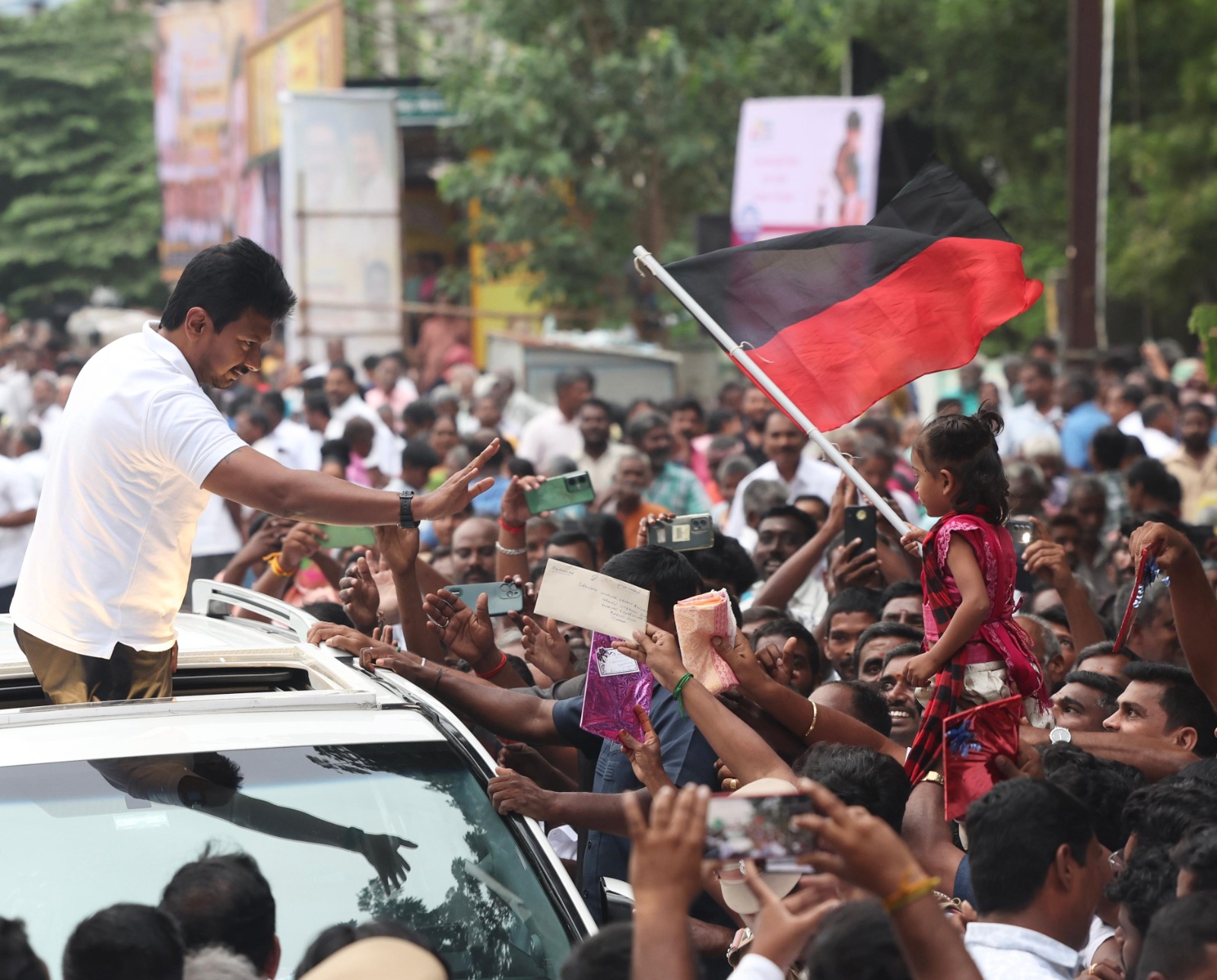 உதயநிதிக்கு திமுகவினர் உற்சாக வரவேற்பு