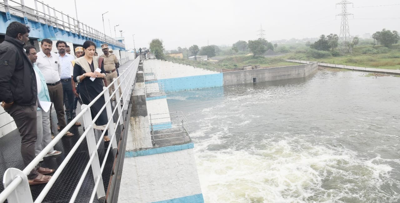 செம்பரம்பாக்கம் ஏரி, நிரம்பியதால்உபரி நீர் திறக்கப்படுவதை காஞ்சிபுரம் கலெக்டர் கலைச் செல்வி நேற்று பார்வை