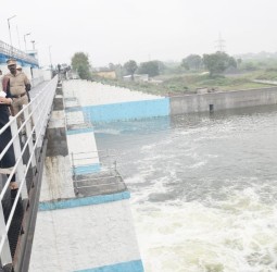 செம்பரம்பாக்கம் ஏரி, நிரம்பியதால்உபரி நீர் திறக்கப்படுவதை காஞ்சிபுரம் கலெக்டர் கலைச் செல்வி நேற்று பார்வை