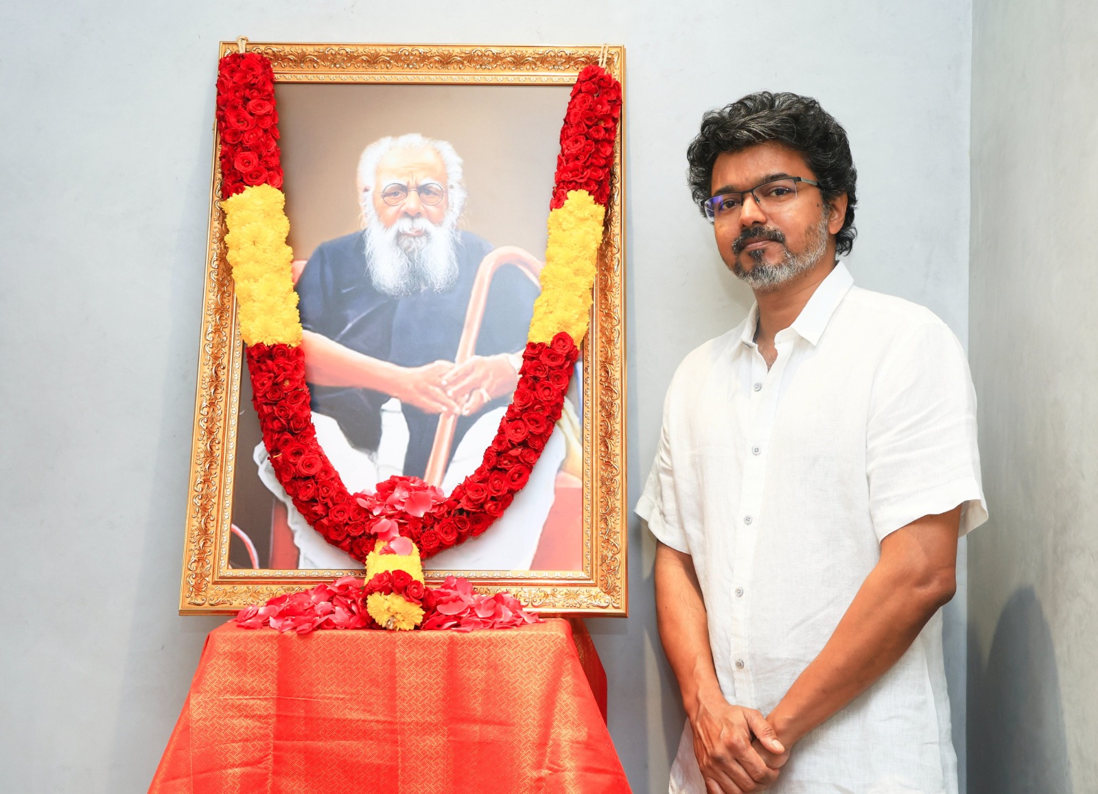 பெரியார் படத்துக்கு கட்சியின் தலைவர் நடிகர் விஜய் மாலை அணிவித்து மரியாதை