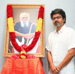 பெரியார் படத்துக்கு கட்சியின் தலைவர் நடிகர் விஜய் மாலை அணிவித்து மரியாதை