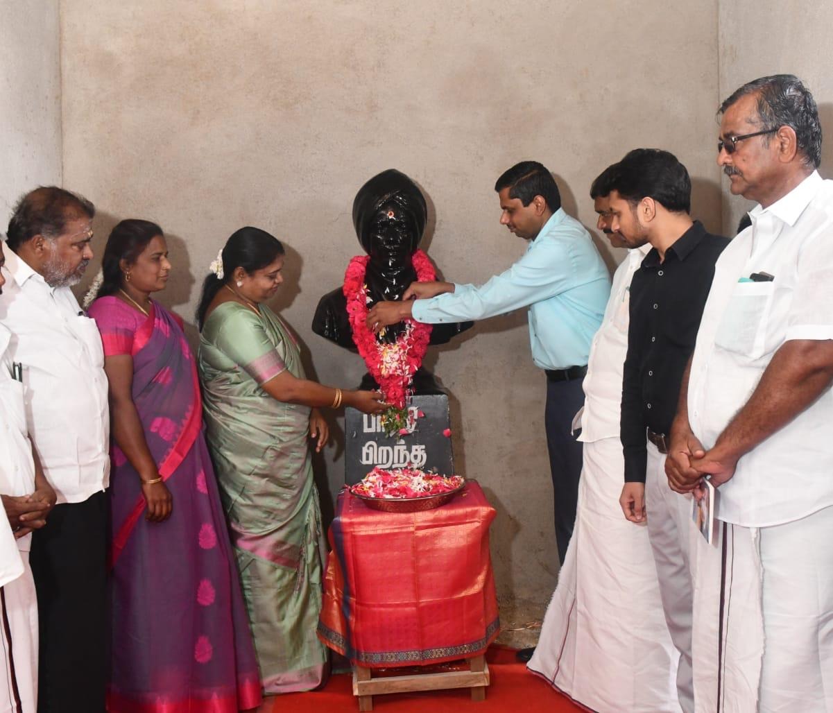 பாரதியார் சிலைக்கு கலெக்டர் இளம்பகவத் மலர் மாலை அணிவித்து மலர் தூவி மரியாதை