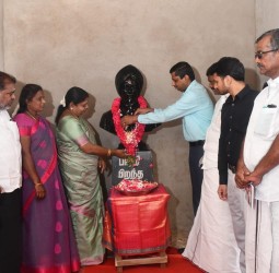 பாரதியார் சிலைக்கு கலெக்டர் இளம்பகவத் மலர் மாலை அணிவித்து மலர் தூவி மரியாதை