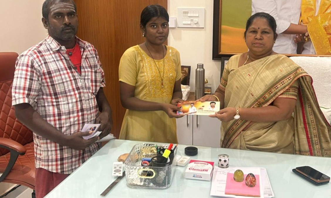 தாராபுரம் மாணவி ஸ்வாதியின் மேல்படிப்புச் செலவிற்காக அமைச்சர் கயல்விழி நிதியுதவி