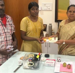 தாராபுரம் மாணவி ஸ்வாதியின் மேல்படிப்புச் செலவிற்காக அமைச்சர் கயல்விழி நிதியுதவி