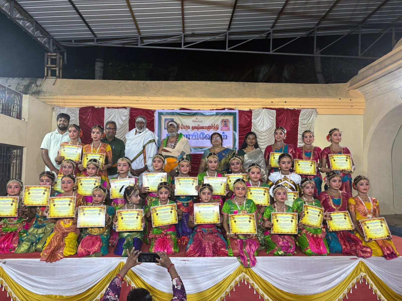 மயிலாடுதுறையில் மாணவிகளின் பரத நாட்டியம்