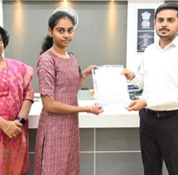 18வயது பூர்த்தி அடைந்த மூன்று பயனாளிகளுக்கு ரூ.1.51 லட்சம் மதிப்பீட்டில் காசோலை