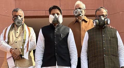டெல்லி காற்று மாசு பிரச்சினை - காஸ் முகக்கவசம் அணிந்தபடி நாடாளுமன்றம் வந்த எதிர்க்கட்சி தலைவர்கள்
