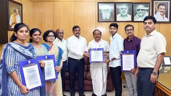 4 இளநிலை வேலைவாய்ப்பு அலுவலர்களுக்கு பணிநியமன ஆணை:சி.வி.கணேசன் வழங்கினார்