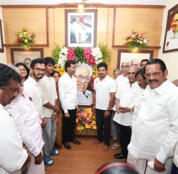 மறைந்த பேராசிரியர் அன்பழகன் பிறந்தநாளை முன்னிட்டு, அவரது இல்லத்தில் திருவுருவப்படத்துக்கு துணை முதல்வர் உதயநிதி மலர்தூவி மரியாதை