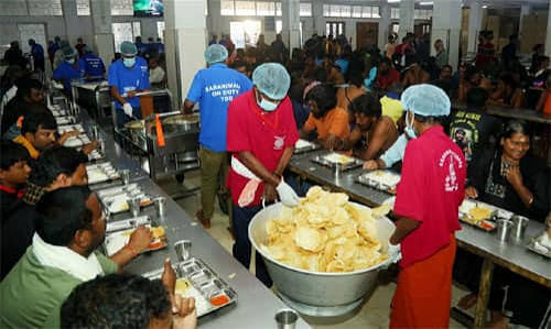 சபரிமலையில் பருப்பு, பப்படம், பாயாசத்துடன் கேரள பாரம்பரிய மதிய விருந்து தொடக்கம்