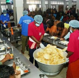 சபரிமலையில் பருப்பு, பப்படம், பாயாசத்துடன் கேரள பாரம்பரிய மதிய விருந்து தொடக்கம்