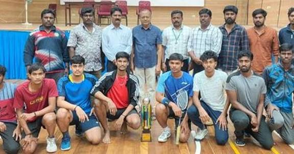 பாரதிதாசன் பல்கலை. இறகுப்பந்துப் போட்டி: ஜமால் கல்லூரி அணி வீரா் - வீராங்கனைகள் சாம்பியன்!