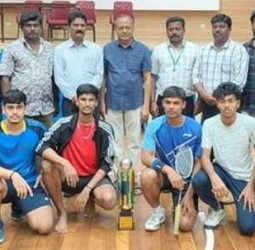 பாரதிதாசன் பல்கலை. இறகுப்பந்துப் போட்டி: ஜமால் கல்லூரி அணி வீரா் - வீராங்கனைகள் சாம்பியன்!