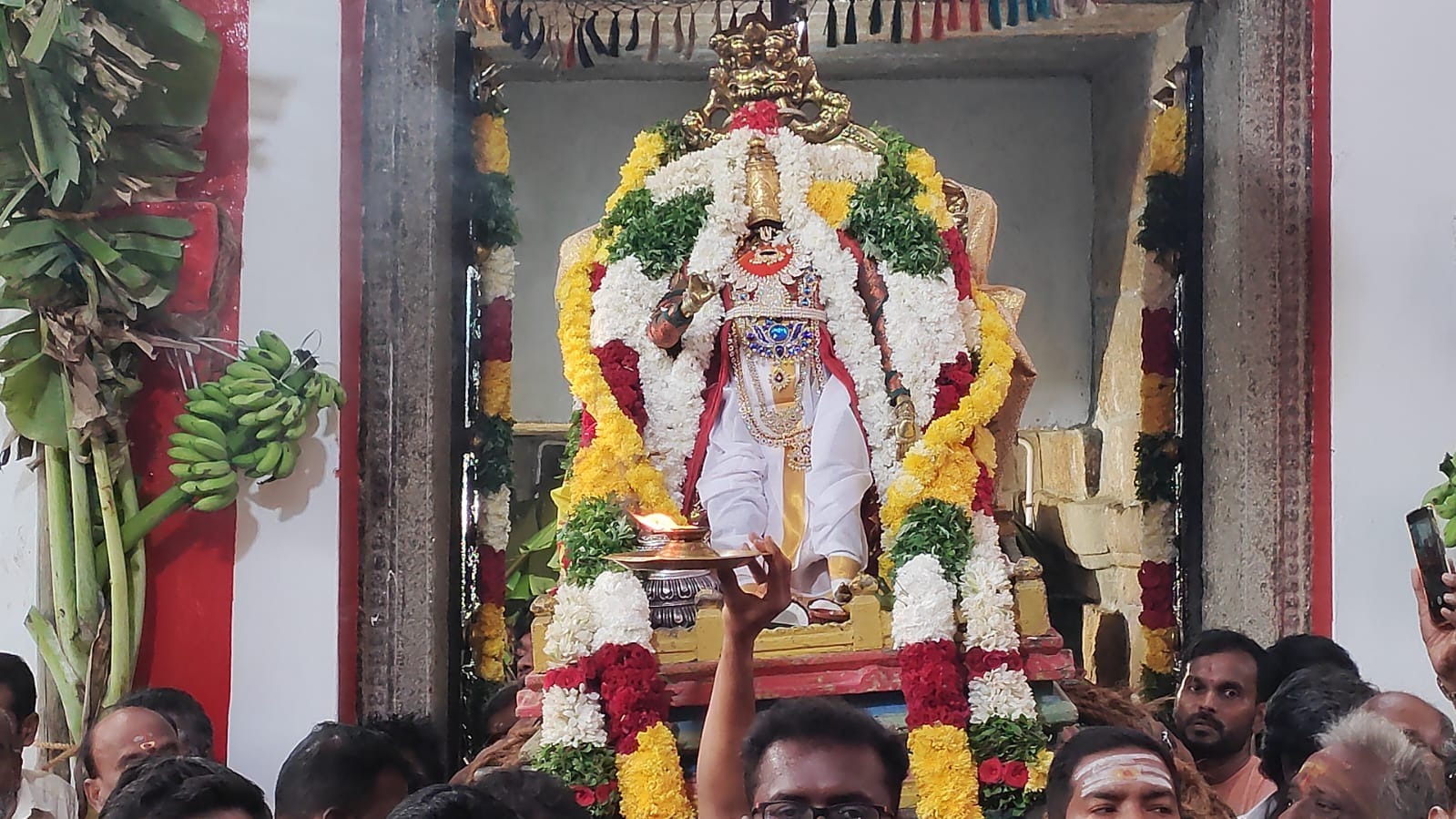 சொர்க்க வாசல் வழியாக எழுந்தருளிய பெருமாள்