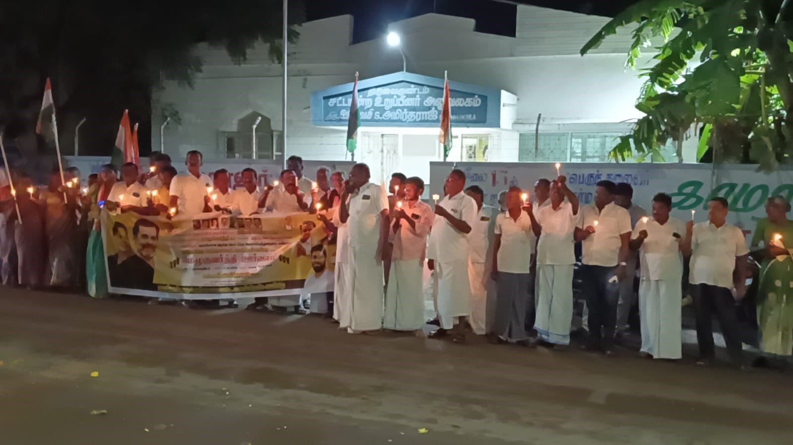 ஸ்ரீவைகுண்டத்தில் காங்கிரஸ் கட்சியினர் மெழுகுவத்தி ஏந்தி ஊர்வலம்